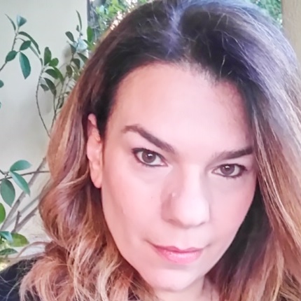 Λογοτεχνικές συναντήσεις στο Stage 7: Αφιέρωμα στη συγγραφέα Λουκία Δέρβη